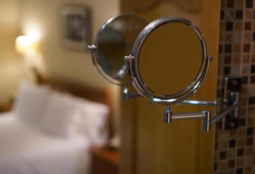 اتاق ساده سه‌ نفره, Arco Navia