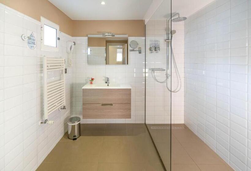 اتاق ساده سه‌ نفره, Arco Navia