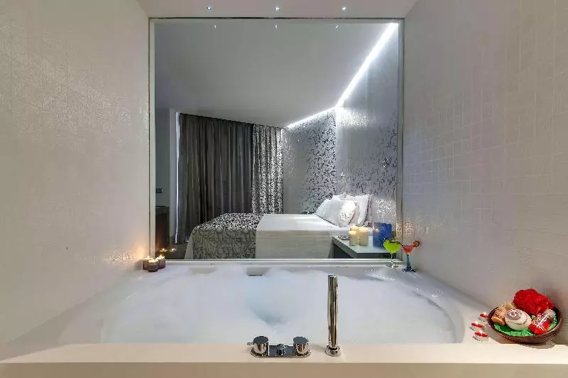 سوییت جونیور با چشم‌انداز دریا, Barcelo Illetas Albatros Adults Only