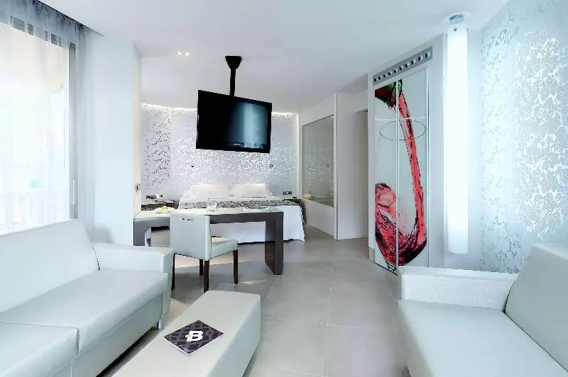 سوییت جونیور با چشم‌انداز دریا, Barcelo Illetas Albatros Adults Only