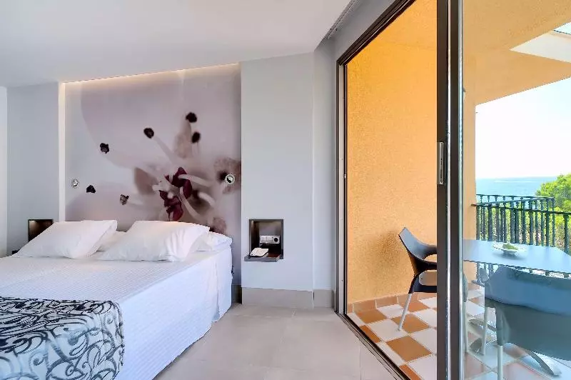 اتاق سوپریور با چشم‌انداز جانبی دریا, Barcelo Illetas Albatros Adults Only
