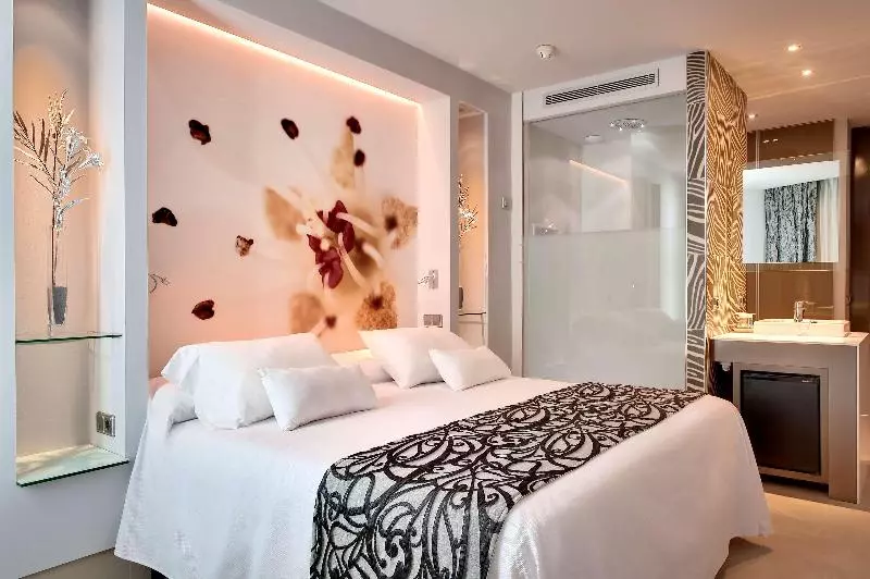 اتاق سوپریور با چشم‌انداز جانبی دریا, Barcelo Illetas Albatros Adults Only