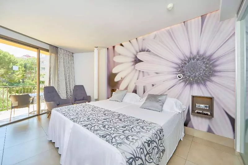 اتاق سوپریور با چشم‌انداز جانبی دریا, Barcelo Illetas Albatros Adults Only