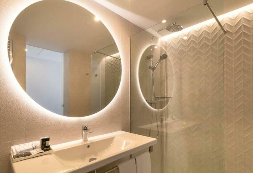 غرفة قياسية مطلّة علي البحر, Cap Negret