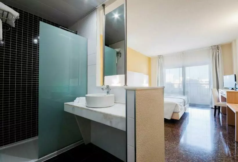 Standard Triple Room with Terrace, Fontana Plaza