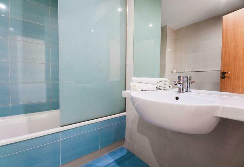 اتاق خانوادگی, Fontana Plaza