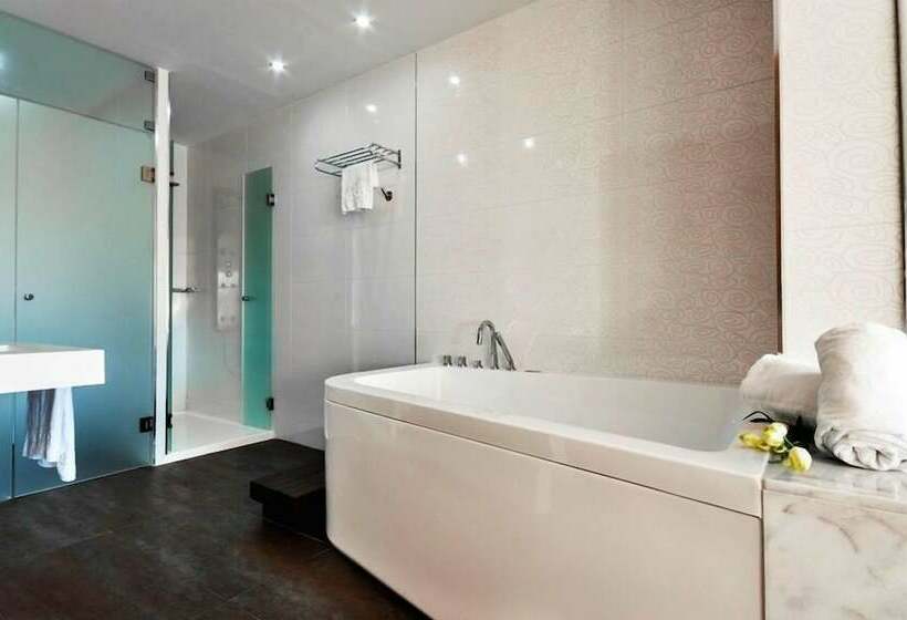 اتاق خانوادگی, Fontana Plaza