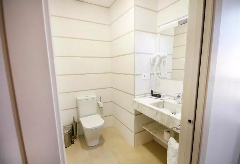 Standard Room, Leo