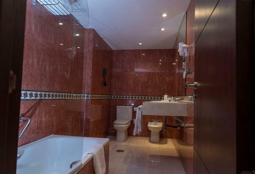 غرفة قياسية ثلاثية, Palacio Valderrabanos