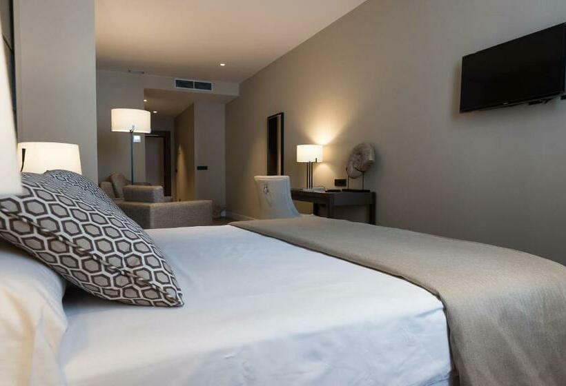 جناح جونيور, Palacio Valderrabanos