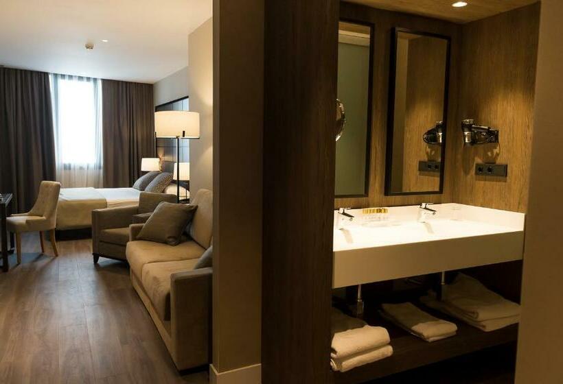 جناح جونيور, Palacio Valderrabanos