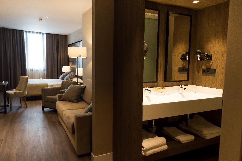 جناح جونيور, Palacio Valderrabanos