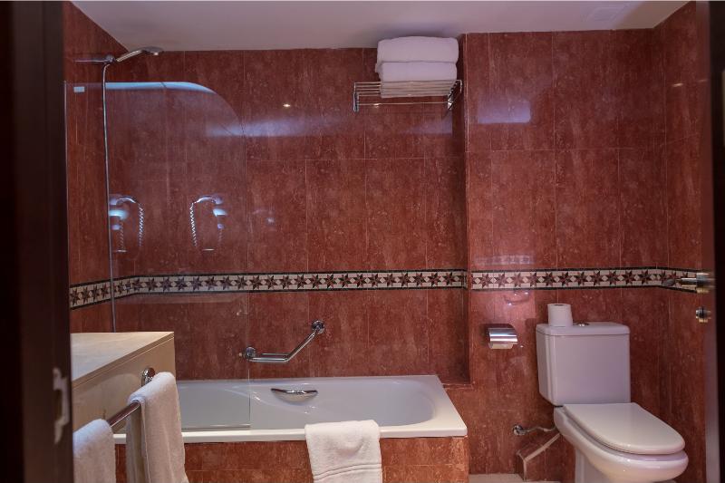 غرفة قياسية ثلاثية, Palacio Valderrabanos