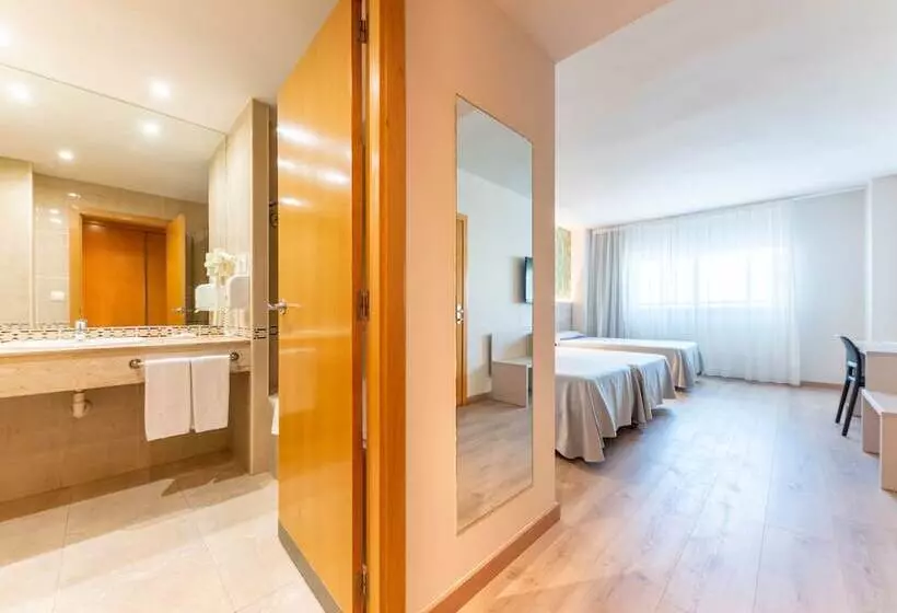 Standard Neljän Hengen Huone, Port Alicante City & Beach