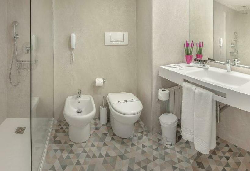 غرفة قياسية مطلّة علي البحر مزوَّدة بتراس, Rh Corona del Mar 4* Sup