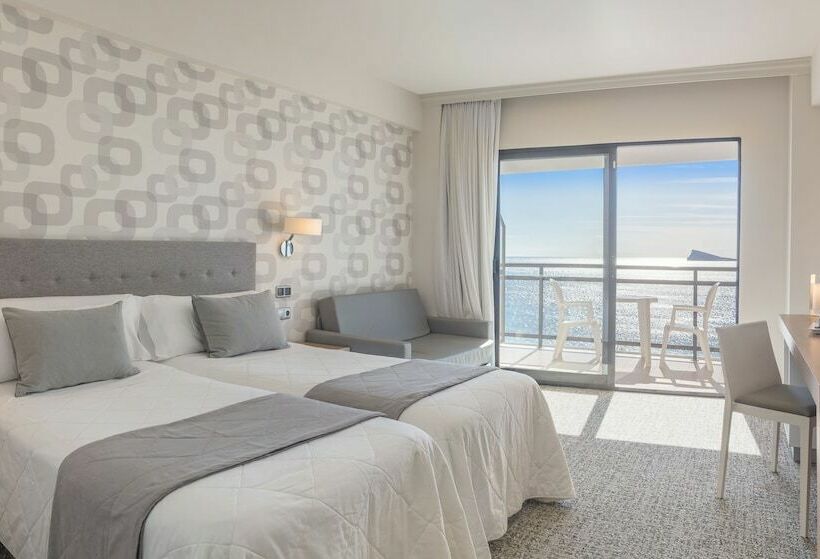 غرفة قياسية مطلّة علي البحر مزوَّدة بتراس, Rh Corona del Mar 4* Sup