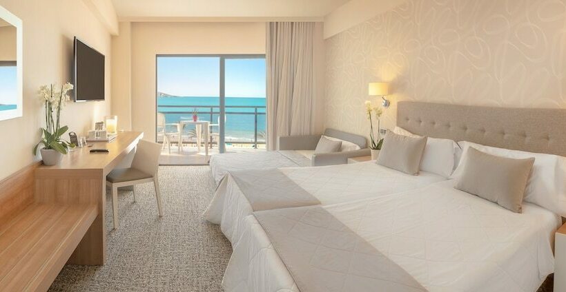 غرفة قياسية مطلّة علي البحر مزوَّدة بتراس, Rh Corona del Mar 4* Sup