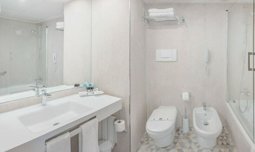 غرفة قياسية مطلّة علي البحر مزوَّدة بتراس, Rh Corona del Mar 4* Sup