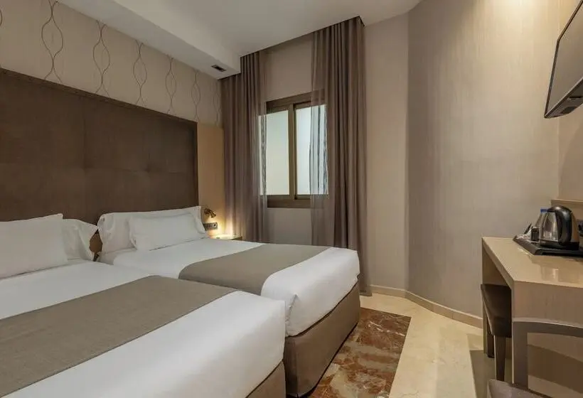 اتاق استاندارد سه نفره, Gran Hotel Barcino 4* Sup