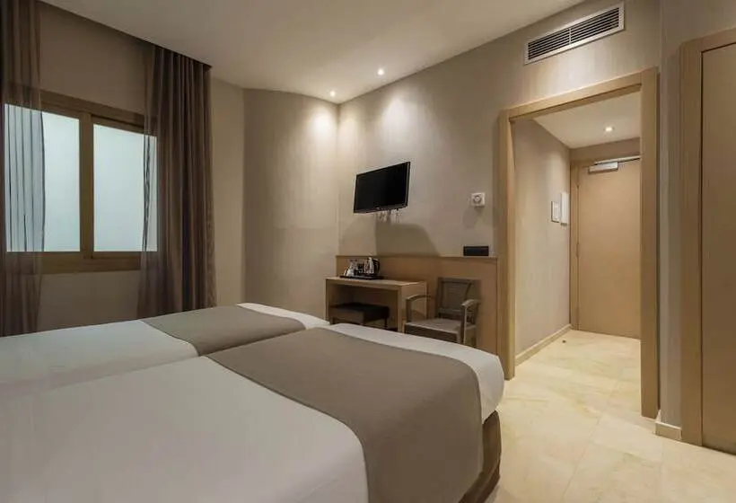 اتاق استاندارد سه نفره, Gran Hotel Barcino 4* Sup