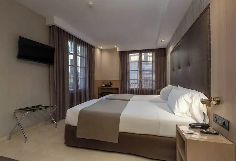 اتاق استاندارد سه نفره, Gran Hotel Barcino 4* Sup