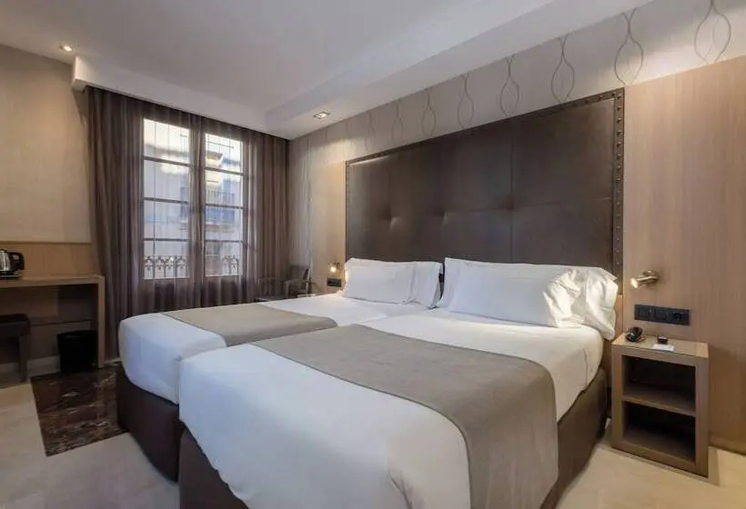 اتاق استاندارد سه نفره, Gran Hotel Barcino 4* Sup