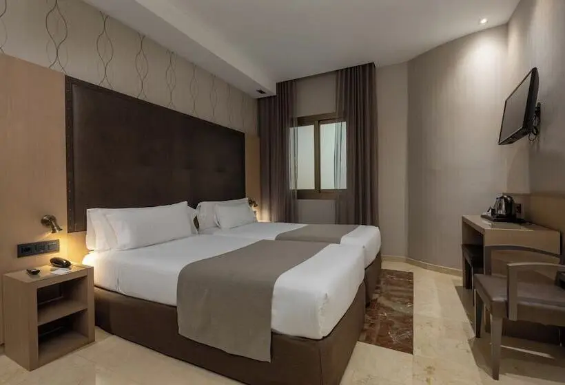 اتاق استاندارد سه نفره, Gran Hotel Barcino 4* Sup