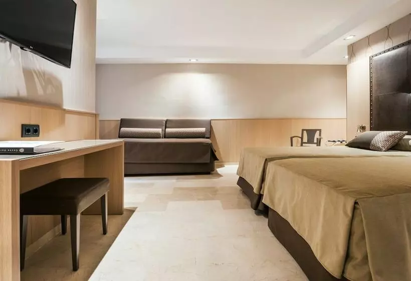 Standard Neljän Hengen Huone, Gran Hotel Barcino 4*Sup