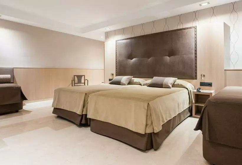 Standard Neljän Hengen Huone, Gran Hotel Barcino 4*Sup