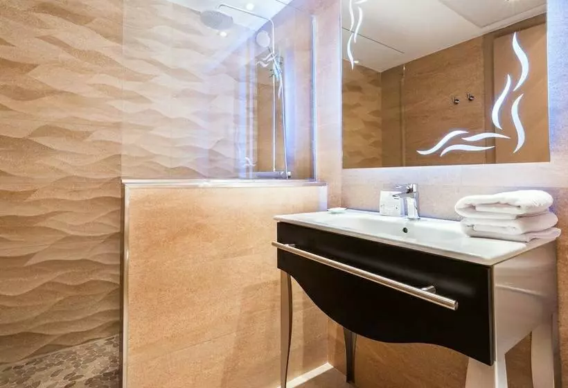 Standard Neljän Hengen Huone, Gran Hotel Barcino 4*Sup