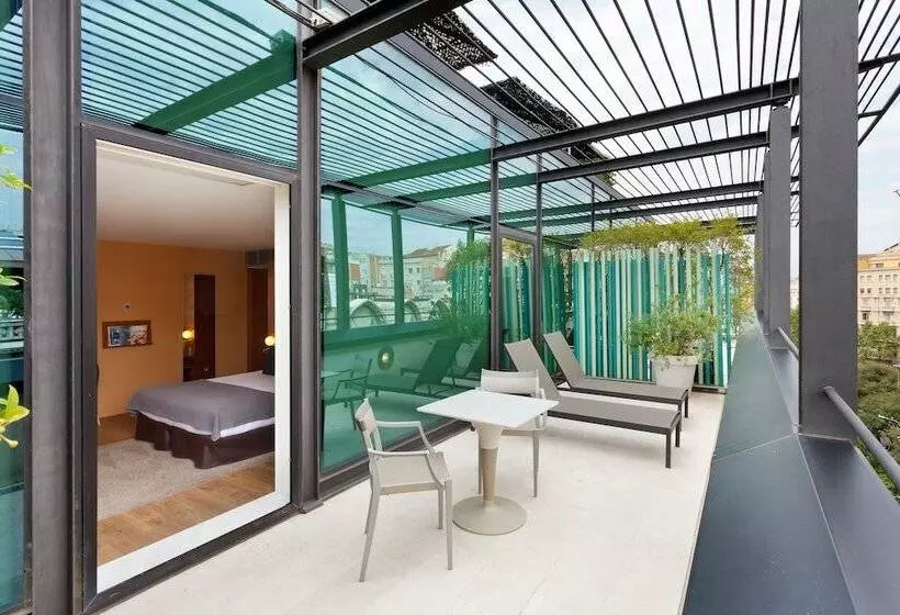 اتاق اجرایی, Condes De Barcelona