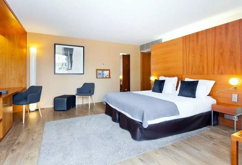 اتاق اجرایی, Condes De Barcelona