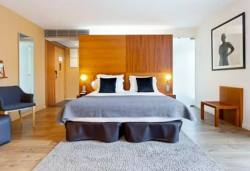 اتاق اجرایی, Condes De Barcelona