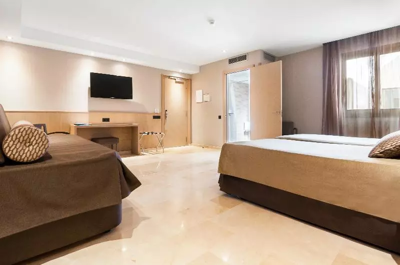 اتاق استاندارد سه نفره, Gran Hotel Barcino 4* Sup