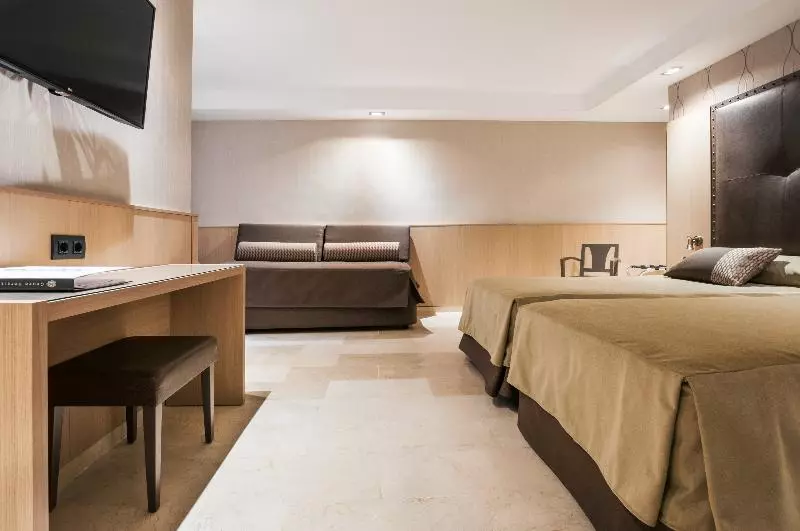 اتاق استاندارد سه نفره, Gran Hotel Barcino 4* Sup