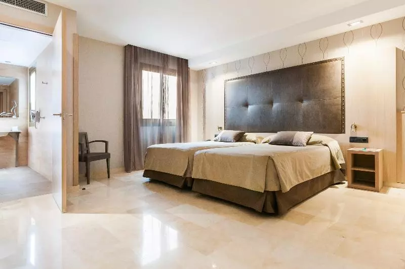 اتاق استاندارد سه نفره, Gran Hotel Barcino 4* Sup