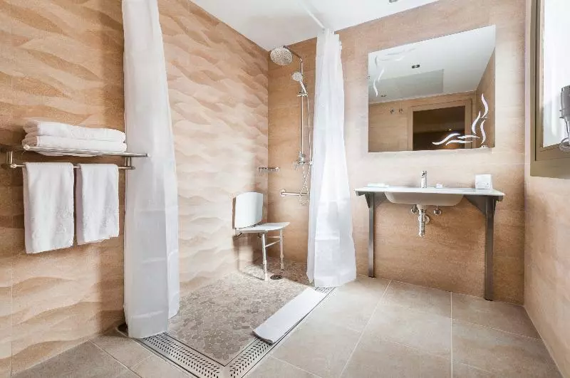 اتاق استاندارد سه نفره, Gran Hotel Barcino 4* Sup