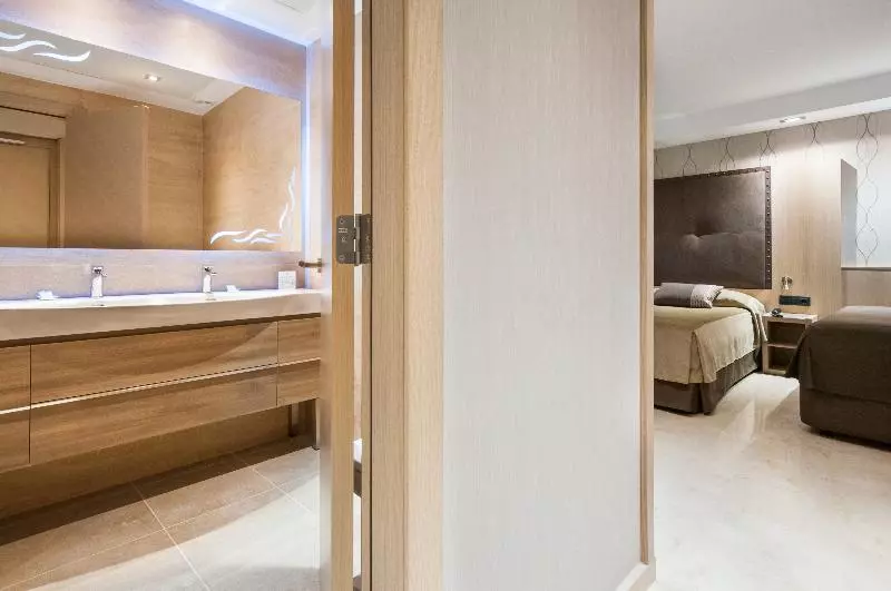 اتاق استاندارد سه نفره, Gran Hotel Barcino 4* Sup