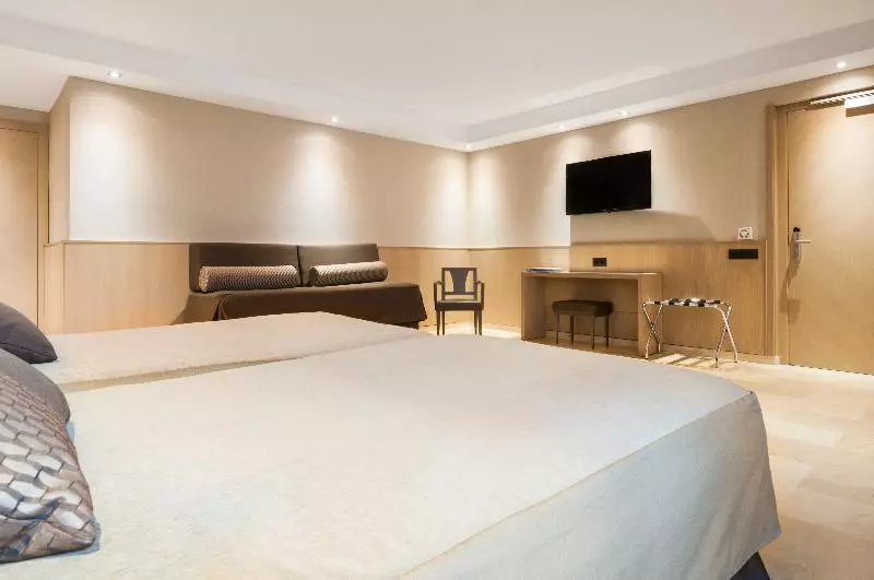 اتاق استاندارد سه نفره, Gran Hotel Barcino 4* Sup