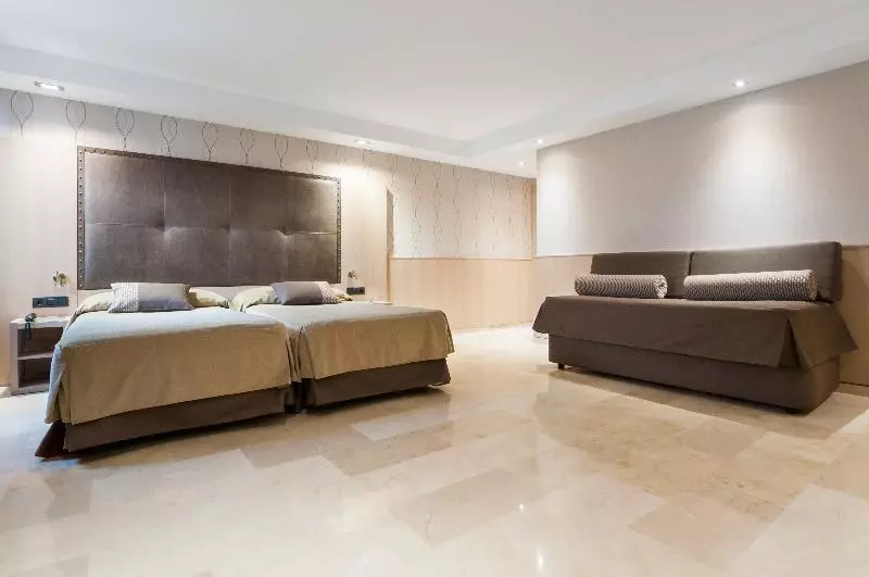اتاق استاندارد سه نفره, Gran Hotel Barcino 4* Sup