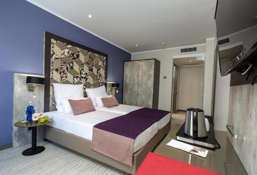 Трехместный Номер Superior, Leonardo Hotel Barcelona Las Ramblas