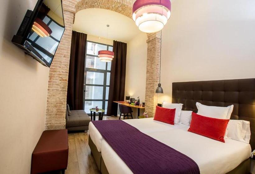 Трехместный Номер Deluxe, Leonardo Hotel Barcelona Las Ramblas