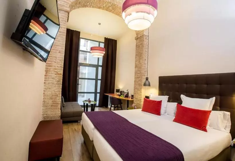 اتاق لوکس سه تخته, Leonardo Hotel Barcelona Las Ramblas