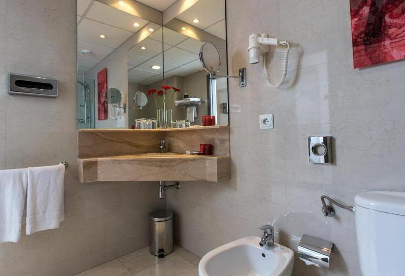 Семейный Номер Deluxe, Leonardo Hotel Barcelona Las Ramblas