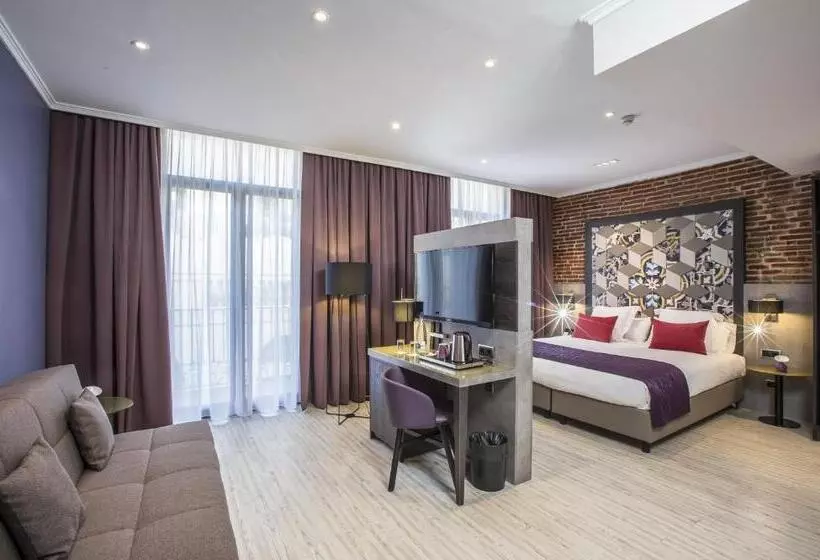 اتاق لوکس سه تخته, Leonardo Hotel Barcelona Las Ramblas