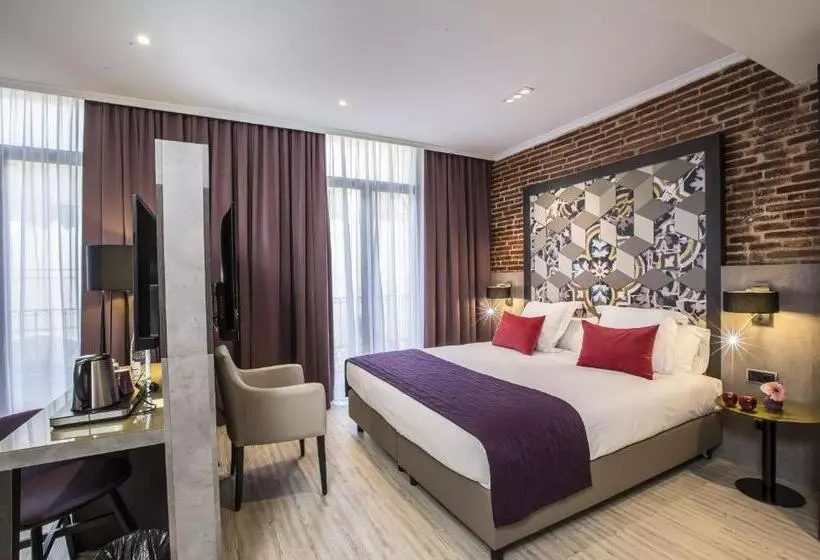 اتاق لوکس سه تخته, Leonardo Hotel Barcelona Las Ramblas