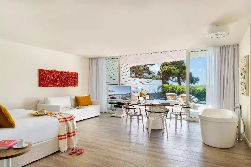 سوییت با استخر, Me Ibiza   The Leading Hotels Of The World