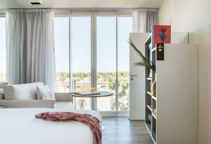 اتاق استاندارد, Me Ibiza   The Leading Hotels Of The World