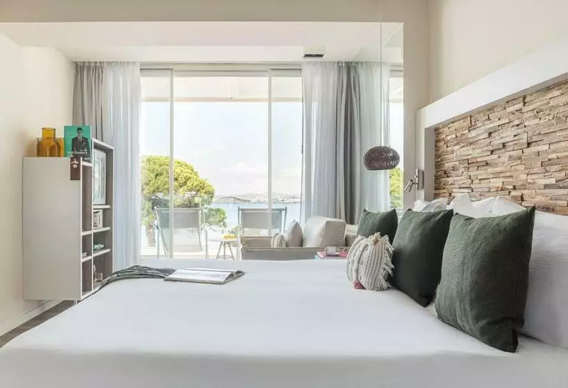 اتاق استاندارد با تراس و چشم‌انداز دریا, Me Ibiza   The Leading Hotels Of The World