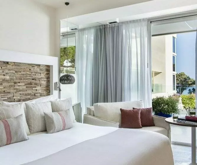 اتاق استاندارد با تراس و چشم‌انداز دریا, Me Ibiza   The Leading Hotels Of The World
